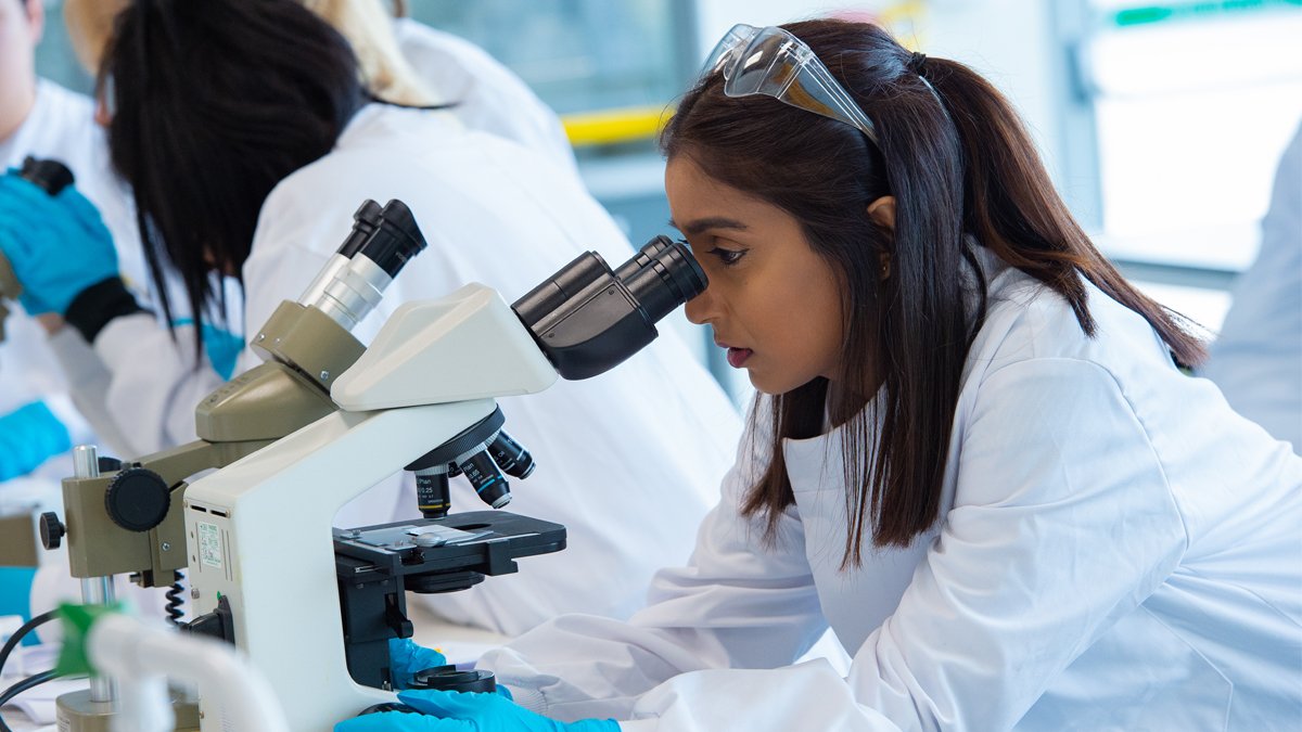 Biology coaching at Safroz Coaching